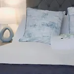 Sleek & Tranquil Corner On Durham Road, Sleeps 4 Apartment