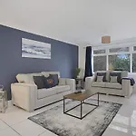 Sleek & Tranquil Corner On Durham Road, Sleeps 4 Lackenby