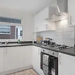 Apartment Sleek & Tranquil Corner On Durham Road, Sleeps 4 Lackenby