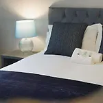 Apartment Sleek & Tranquil Corner On Durham Road, Sleeps 4