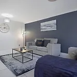 Sleek & Tranquil Corner On Durham Road, Sleeps 4 Apartment *
