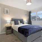 Sleek & Tranquil Corner On Durham Road, Sleeps 4