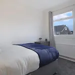 Sleek & Tranquil Corner On Durham Road, Sleeps 4 Apartment