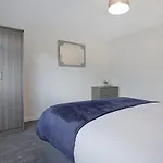 Apartment Sleek & Tranquil Corner On Durham Road, Sleeps 4