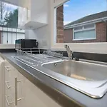 Apartment Sleek & Tranquil Corner On Durham Road, Sleeps 4 *