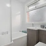 Apartment Sleek & Tranquil Corner On Durham Road, Sleeps 4 *
