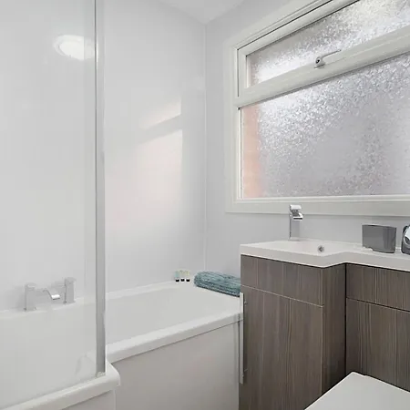 Sleek & Tranquil Corner On Durham Road, Sleeps 4
