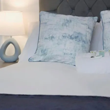 Daire Sleek & Tranquil Corner On Durham Road, Sleeps 4 Lackenby