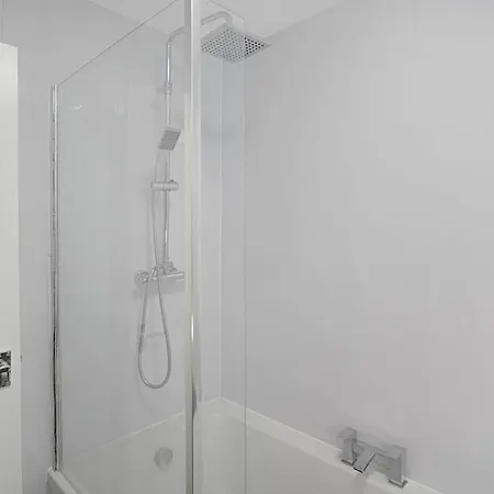 Sleek & Tranquil Corner On Durham Road, Sleeps 4 * Lackenby