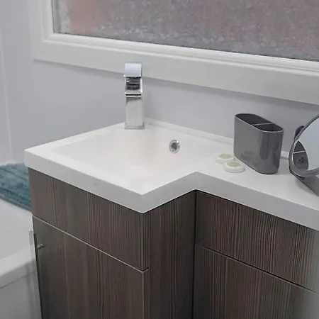Sleek & Tranquil Corner On Durham Road, Sleeps 4 *