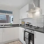Sleek & Tranquil Corner On Durham Road, Sleeps 4 Lackenby