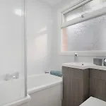 Sleek & Tranquil Corner On Durham Road, Sleeps 4